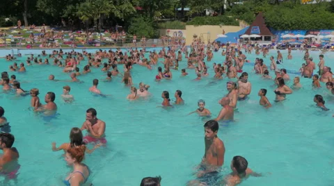 Time lapse of crowds of people in the pool Video stock 54152737