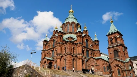 Time lapse of crowds of tourists moving in front of Uspenski Cathedral 動画素材 117366272