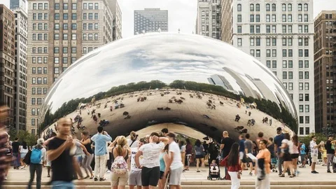 Time Lapse of Crowds Visiting The Cloud Structure / The Bean in Chicago 4k w LUT 動画素材 80297959