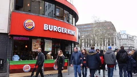 Time-lapse of crowds walking past Burger King restaurant in London Vídeo Stock 87612871