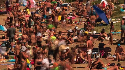 Time lapse of crowdy beach Stock Footage 77858244