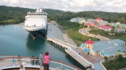 Time lapse cruise ship leaving dock 動画素材 1040548