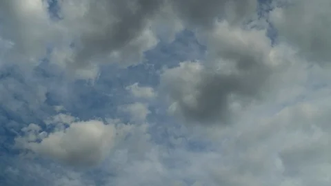Time lapse of cumulus clouds against a blue sky. Stock-Footage 107936795
