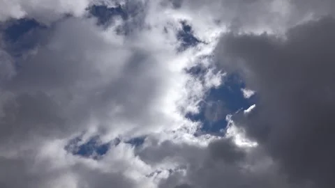 Time lapse cumulus clouds shifting across a partly cloudy sky after rain Vídeos de archivo 333755983
