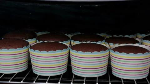 Time Lapse Cupcakes. Baking in oven. Timelapse. 库存影片 62235160