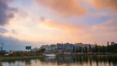 Time lapse Dalat city centre Vietnam cityscape reflection on lake rush hour Stock Footage 123202405