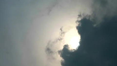 Time lapse dark cloud rolling on night sky and moonlight Video stock 138740444