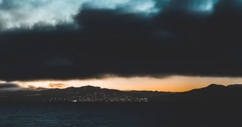 Time lapse of dark clouds hovering over the bay in San Francisco, CA Video stock 129921290