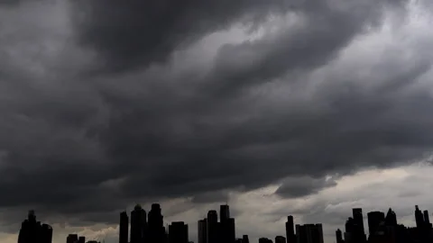 Time-lapse of Dark clouds moving in with the rainstorm past the building in.. 스톡 동영상 314981486