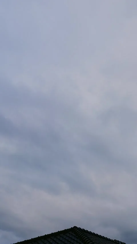 Time-lapse of dark clouds spreading across the evening sky turning into night Vídeos de archivo 335818893