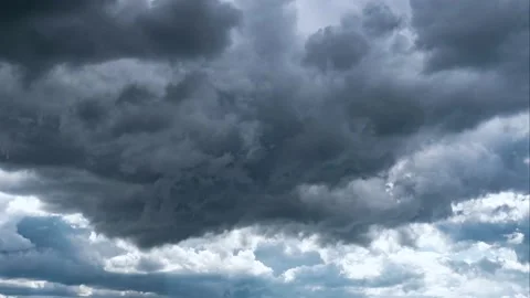 Time lapse of the dark heavy clouds threatens to rain down on the ground. Video stock 159816214