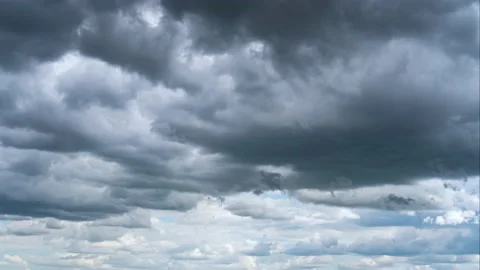Time lapse of the dark heavy clouds threatens to rain down on the ground. ture. Video stock 159816402