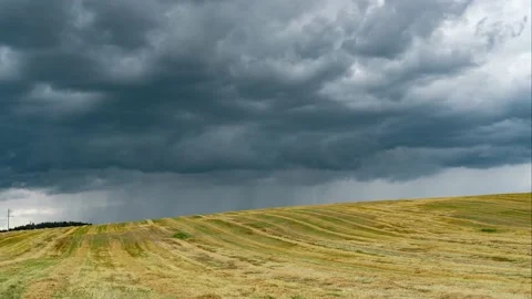 Time lapse of the dark heavy clouds threatens to rain down on the ground. Stock Footage 159820259