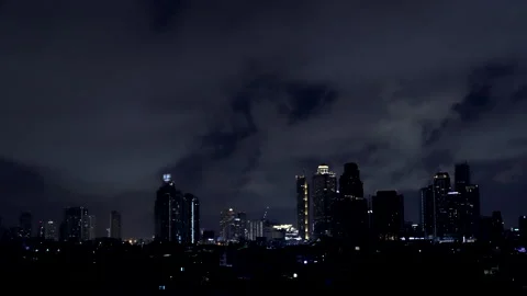 Time-lapse of Dark rain clouds rolling across the Bangkok skyline as thunde.. Video stock 318472231