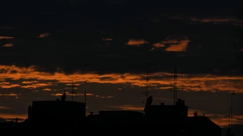 Time lapse - Dark red sunset over city with dramatic clouds. Day to night 스톡 동영상 89651557