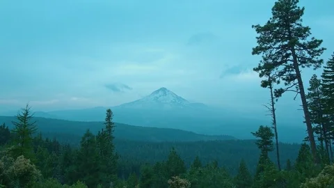 Time Lapse Dark smoky mount hood Mt. Hood Oregon dusk 스톡 동영상 81577154