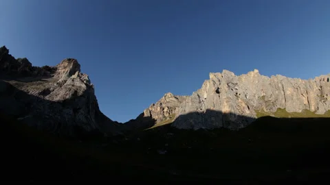 Time lapse of dawn in the mountains. Video stock 97247582