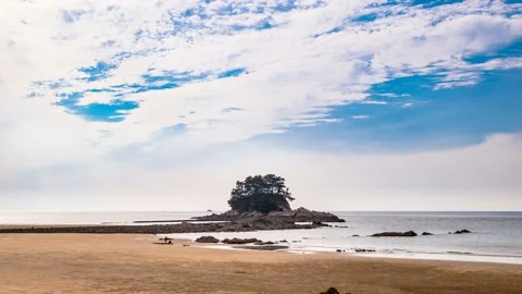 Time lapse from day to evening on Rock Island Beach. Zoom in 스톡 동영상 145702359