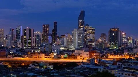 Time lapse day to night of high building in city Video stock 77193257