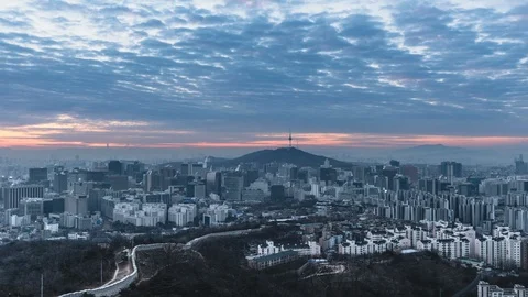 Time lapse day to night skyline of Seoul with Seoul tower, South Korea. Stock Footage 104917859