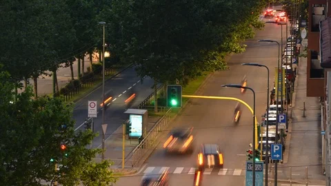 Time lapse day to night transition on busy avenue Stock Footage 90220552