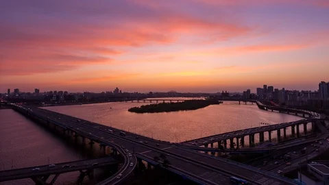 Time lapse Day to Night view of Seoul traffic and Han river. Video stock 108419726