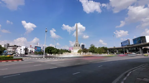Time lapse of daytime car traffic at Victory Monument circle in Bangkok Видео 326383776