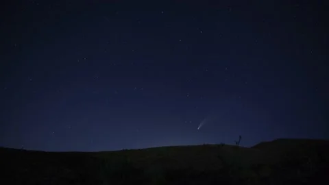 Time lapse of a dazzling comet (Neowise) setting in the desert sky Stock Footage 135681060