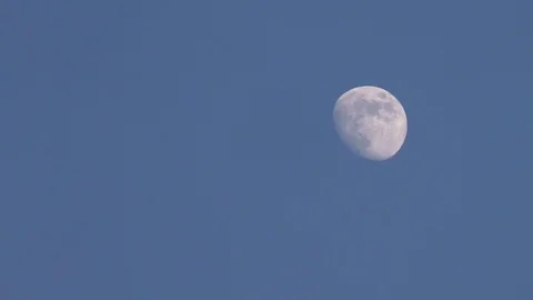 Time lapse: Decreasing moon moving across a clear blue sky, waning moon 库存影片 76806838