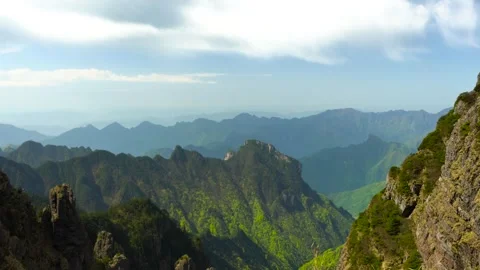 Time Lapse of Deep Green Canyon Peak Forest Flow Cloud 스톡 동영상 337942749