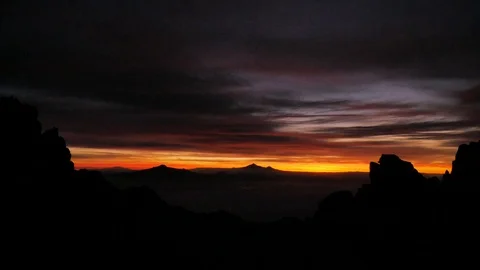 Time Lapse del amanecer en una montaña Stock Footage