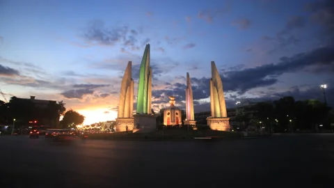 Time lapse of Democracy Monument at twilight time at Bangkok,Thailand Stock Footage 139627975