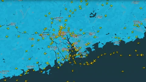 Time lapse of dense air traffic over Western Europe airspace Vídeo Stock 336301283
