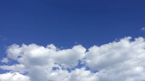 Time lapse of dense clouds in the blue sky Video stock 87064058