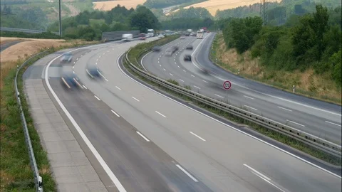 Time lapse of dense traffic on German highway 動画素材 112336190