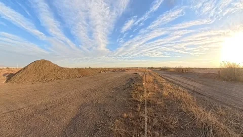 Time Lapse Desert Barb Wire Fence Gilbert Arizona Vidéo 303910634