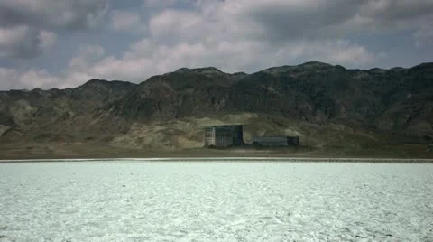 Time-lapse of desert mountains morphs into Megalopolis and lake. Видео 11117120