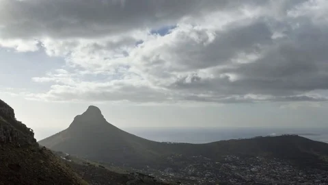 Time Lapse of Devil's Peak / Table Mountain w Clouds in Cape Town, South Africa Vidéo 70643308