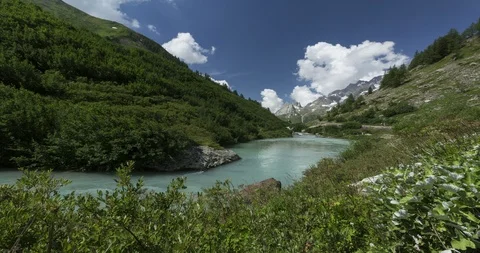 Time lapse of the Dora Veny river in a sunny day, Italy. 動画素材 101236505
