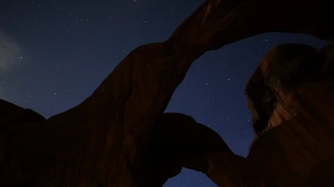 Time lapse of Double Arches in Moab, Utah - dusk to night stars Видео 94926994