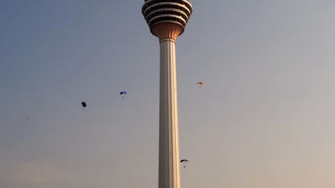 Time lapse of a dozen base jumpers jumping off the Kuala Lumpur Tower. Stockbeeldmateriaal 102064432