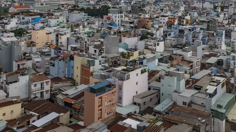 Time Lapse of dramatic changing light effect over terrace houses, rooftops 스톡 동영상 112931153