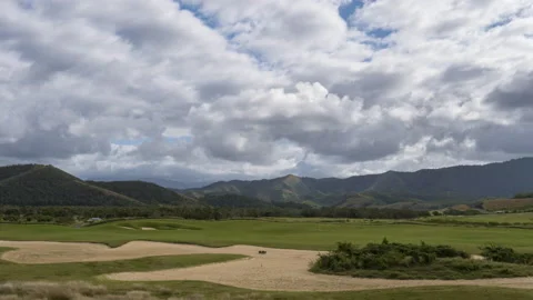 Time lapse of dramatic cloudscape over Deva Golf Course in New Caledonia. Vídeos de archivo 139222519