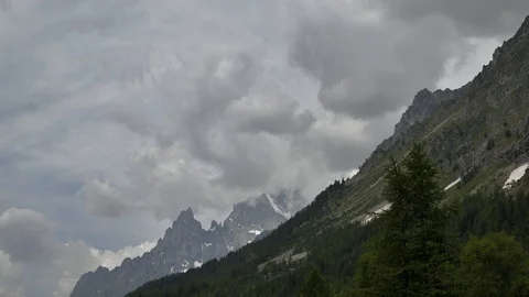 Time lapse of dramatic dark clouds taking shape over the Mont Blanc Massif Видео 92276649