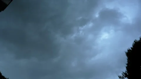 Time lapse of dramatic dark storm clouds rapidly moving and forming across the Vidéo 345474949