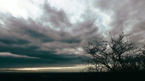 Time lapse dramatic horror clouds 動画素材 102172340