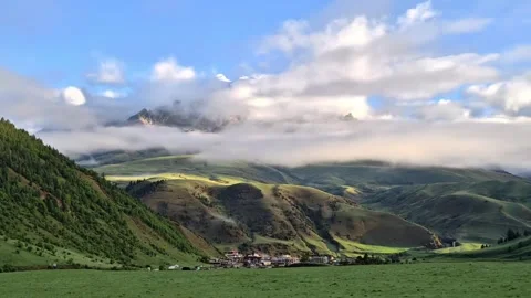 Time Lapse Dramatic Mountain Valley with Rolling Clouds and Sunrise Video stock 337460911