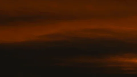 Time lapse of dramatic red sky with clouds getting dark at sunset. Vídeo Stock 94205093