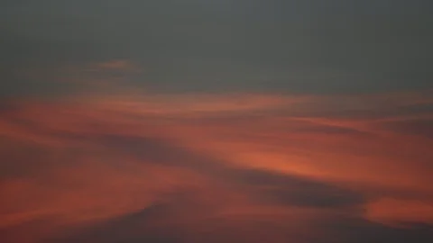 Time lapse of dramatic red sky with clouds getting dark at sunset. Vídeo Stock 94230614
