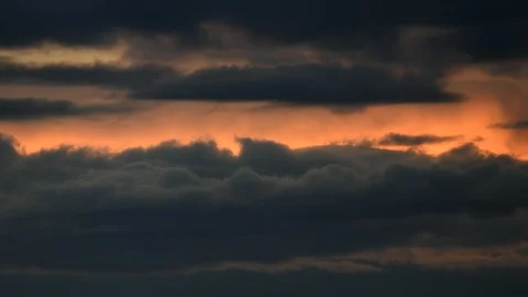 Time lapse of dramatic red sky with clouds getting dark at sunset. 스톡 동영상 94477259